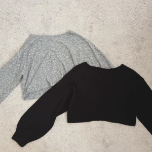 2 croppade stickade tröjor från SHEIN - Två croppade stickade tröjor från SHEIN i storlek XS. En är svart- off shoulder och den andra är grå. Det är ett mjukt och skönt material. 