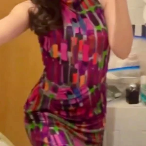 & Other Stories kortklänning  - Säljer en supercool kortklänning från Other Storied med färgstarkt abstrakt mönster i rosa, lila, grön, blå, orange och röd. Klänningen är ärmlös med hög hals och har en lätt, luftig känsla. Perfekt för dig som vill sticka ut med en unik look!o