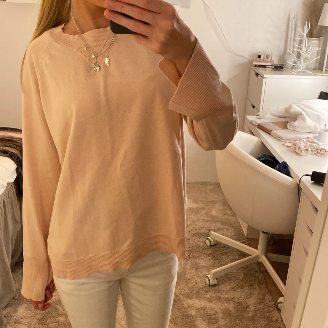 Ljusbeige stickad tröja med vida ärmar - 1