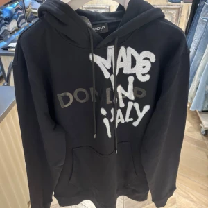 Dondup hoodie med tryck - Svart dondup hoodie med tryck | Hoodien är helt slutsåld och riktigt svår att få tag på! | Helt ny, precis köpt! Finns i S-L