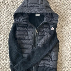 Moncler cardigan - Svart cardigan från moncler. Otroligt bra skick. Storlek S passar som XS