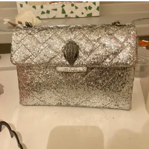 Kurt geiger väska  - Säljer denna kurtgeiger väska för 500kr. Nypris är 2000kr. Köpte den för ett tag sedan men har inte använts så mycket. Vet ej om denna finns kvar så därmed är den unik❤️har flera annonser om denna men det som gäller är 500kr