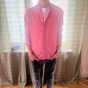 Rosa linneskjorta från Oscar Jacobson - Snygg rosa skjorta från Oscar Jacobson i storlek S. Modellen är 185 och väger 75 kan nog även passa M. Skjorta är aldrig använd. Skriv vid frågor eller mera!