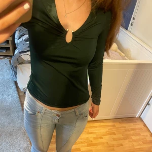 Mörkgrön långärmad topp H&M S - Snygg mörkgrön långärmad topp från H&M i stretchigt material. Säljer en likadan i vitt om någon är intresserad 💕 bara skriva om nu har frågor