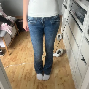 Ltb jeans - Säljer då de tyvärr inte kommer till användning längre. Från LTB i storlek 24/30 i modell ”Valerie”. De är low waist. Sparsamt använda💕