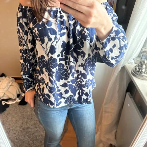 Blus - Jätte fin blus som är off shoulder! Knappt använd!