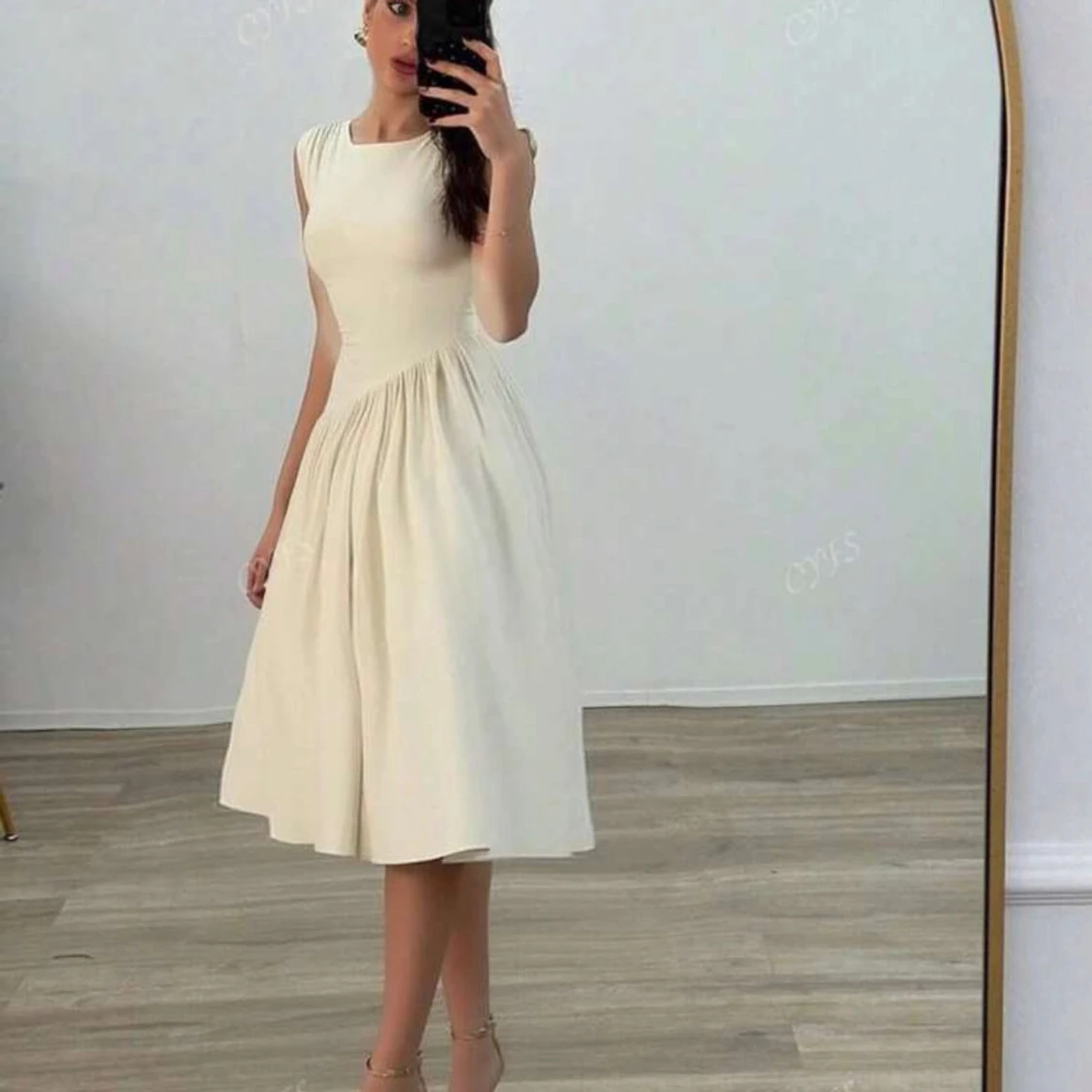 Champagne/vitfärgad klänning med snörning bak - 1