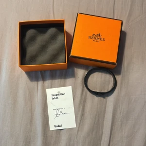 Hermes armband  - Hermes armband | Skick: 8,5/10 några få små repor lite här och var annars jätte fint skick | Storlek: 19 CM | Kontakta mig för mer info eller bilder📲