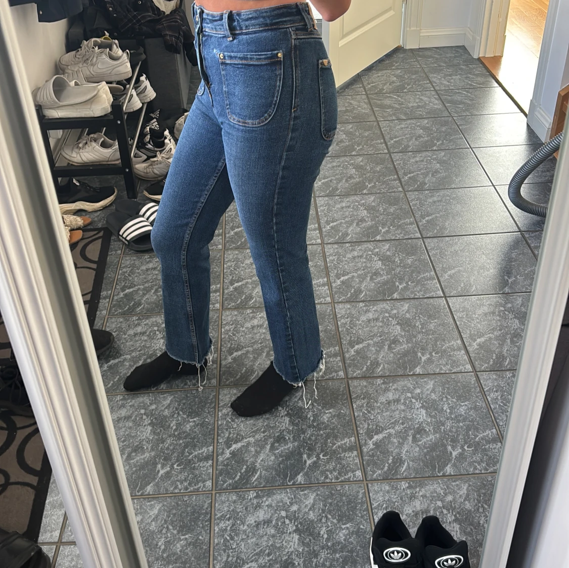 Blå raka jeans med rå kant - 2