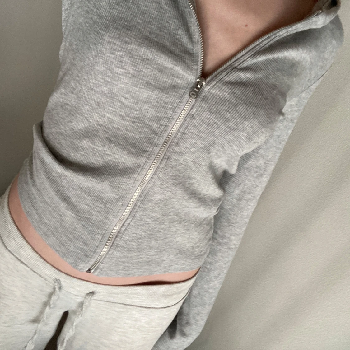 Grå ribbad zip hoodie - 4