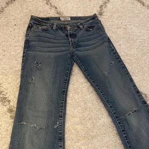 Bootcut jeans från Crocker Originals - Snygga blå bootcut jeans från Crocker Originals, snygga slitningar på knäna och låren. Lite söndertrampat vid hälen, stl M är ung 165 och går över min häl. Kontakta vid frågor💞💞