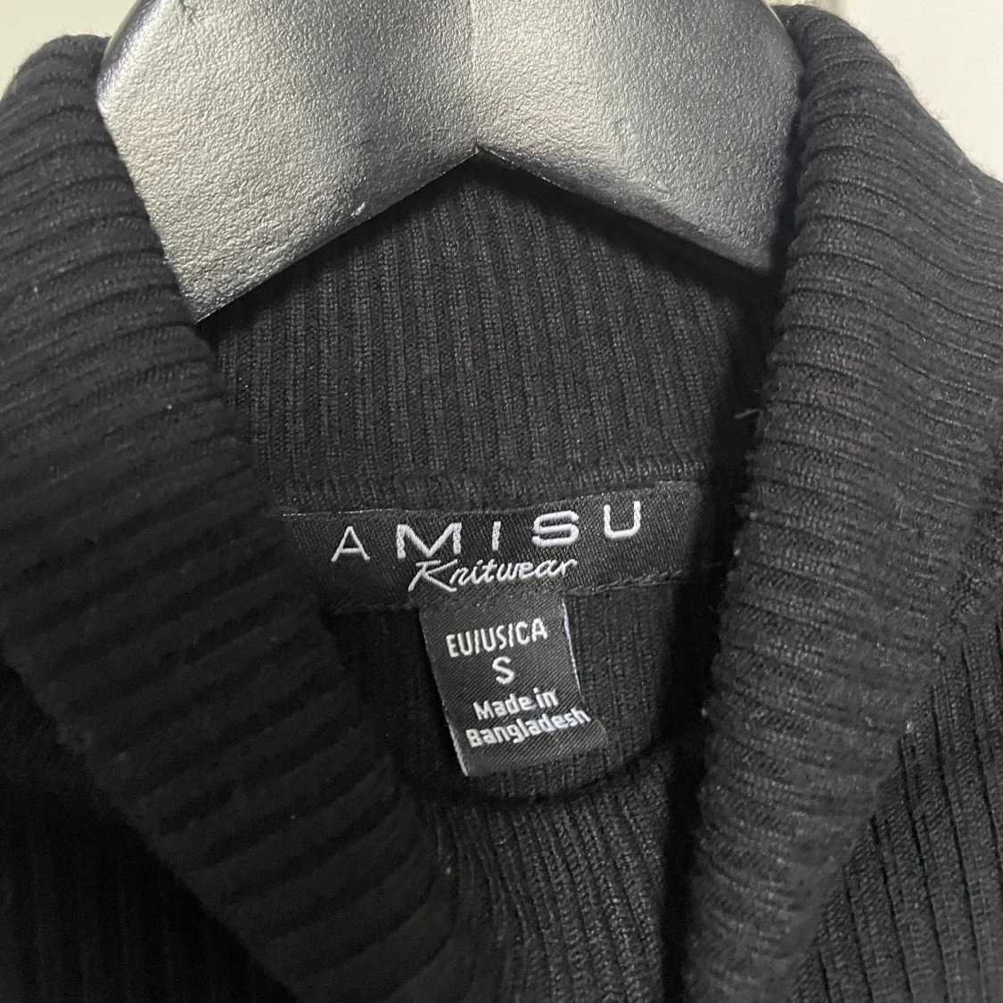 Svart ribbad polotröja från Amisu - 2