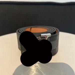 Svart rutigt bälte ned silver spänne - Skriv privat om du vill ha bättre bilder eller dylikt, 105 cm långt. Priset går att diskutera vid snabb affär