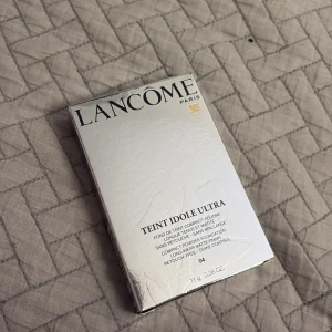 Lancôme Teint Idole Ultra 04 puder - Lancôme Teint Idole Ultra Compact Powder Foundation i nyansen 04 Beige Nature. Kommer i en lyxig svart dosa med spegel och applikator. Ger en matt finish och är perfekt för att kontrollera glans under dagen. 11g puderfoundation med snyggt guldigt lock. Vid snabb affär kan pris diskuteras 
