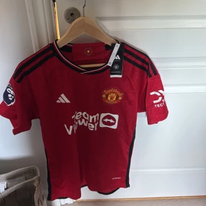 Manchester United T shirt/tröja helt ny - Säljer en helt oanvänd Manchester United tröja med tags kvar från köp. Fin kvalitet i storlek S. Ska utomlands snart så skriv ifall du vill köpa fraktar jag innan. 
