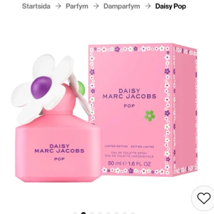 Daisy Pop parfym från Marc Jacobs - Daisy Pop från Marc Jacobs är en limited edition parfym i en rosa flaska med lila text och ett lekfullt blommigt lock i vitt, lila och grönt. Flaskan rymmer 50 ml och kommer i en matchande rosa kartong med blommönster. Perfekt för dig som gillar färgglada och unika designer.