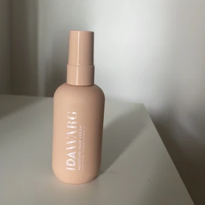 Ida Warg Moisture Hair Serum 100ml - Ida Warg Moisture Hair Serum i beige plastflaska, 100 ml. Vegansk formula med argan- och avokadoolja som ger glans och mjukhet utan att tynga ner. Doft av fudge/kola och vanilj. Fri från parabener, sulfater och silikoner. Helt oanvänd, skriv för fler bilder💞
