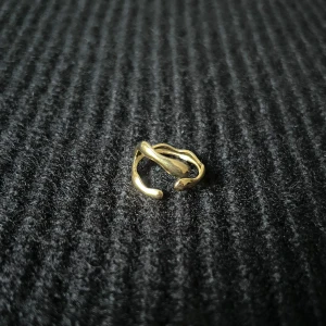 Forme Organique Doré – Golden Asymmetrical Flow Ring - Justerbar ring i rostfritt stål med guldplätering, rost- och nickelfri. Den asymmetriska designen ger en elegant och modern känsla