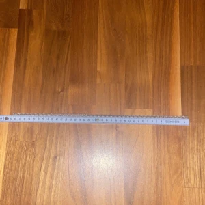 Kedjearmband i silver - Spännet är sönder men tror der ska gå att fixa därför priset Snyggt armband med kedjelänkar i silverfärg. Länkarna är mellanstora och ger ett stilrent och modernt intryck. Perfekt accessoar för att lyfta din outfit med en enkel men cool detalj.