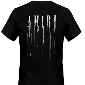 Svart Amiri t-shirt med drip-print - Svart t-shirt från Amiri med stort tryck på bröstet och ryggen. AMIRI-loggan i vitt med färgstänk och drip-effekt ger en cool och edgy vibe. Klassisk rund hals och korta ärmar. Perfekt för dig som gillar streetwear och vill sticka ut.