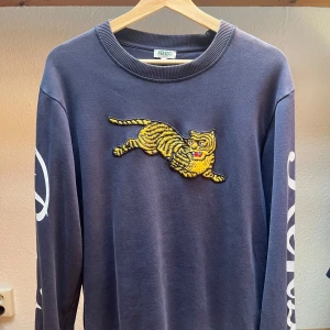 Kenzo tröja  - Kenzo sweatshirt i mörkblått. Bra skick, storlek M. Hör av dig vid fler funderingar! Pris kan diskuteras.