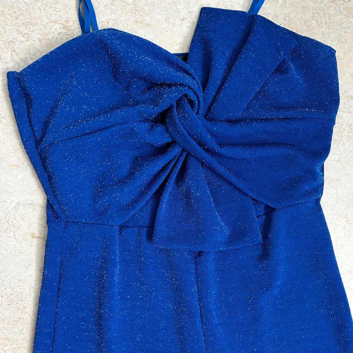 Blå glittrig jumpsuit med rosett - 1