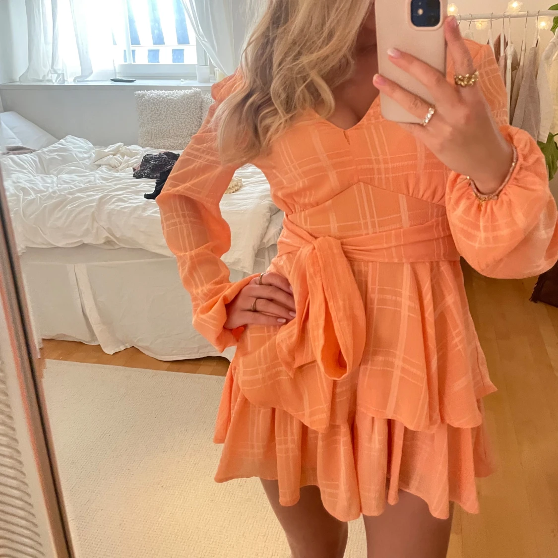 Persikofärgad kort omlottklänning - 2