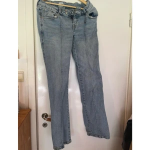 Ljusblå raka jeans low rise - Snygga ljusblå jeans från 157 Paris med klassisk femficksmodell och raka ben. Jeansen har normal passform och är tillverkade i mjukt denimtyg. Perfekta för en avslappnad och trendig look. Dom är low rise. Aldrig använda!😊