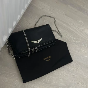 Svart axelväska Zadig & Voltaire skinn - 🥰KVITTO FINNS🥰27x15 cm, dustbag ingår, nypris ca 4000 kr, jag köpte den här på Plick för 2000 kr