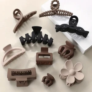 10st Nya hårklämmor  - Säljer ett set med trendiga hårklämmor i olika former och storlekar. Färgerna går i beige, brunt och svart, och en av klämmorna har en söt blomform. Perfekt för att fixa håret snabbt och snyggt med en stilren look.