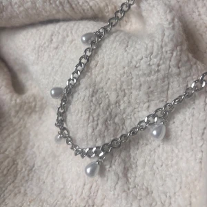 Perla halsband  - Detta halsband är i rostfritt stål och 40 cm + 5cm förlängnings kedja. Man får komplimanger med detta halsband är en sak som är säker! Det är elegant, stil rent, coolt men framför allt så kan man klä upp och ner det. Hör av er vid mer frågor! // Valentina 💕