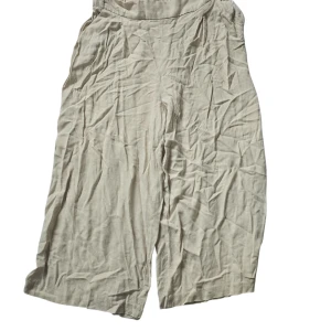 Beiga vida linnebyxor i storlek 44 - Snygga och luftiga beiga byxor i linneblandning med breda ben och avslappnad passform. Perfekta för varma dagar och chill vibes. Resår i midjan för extra komfort. Materialet är 95% viskos och 5% linne.