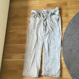 Woodbird Wilk Snow Jeans - Säljer ett par snygga grå-svarta jeans från Woodbird i modellen Wik Snow Jeans. De har raka ben, klassisk femficksdesign och är tillverkade i slitstarkt jeanstyg. Perfekta för dig som gillar en avslappnad och stilren look.