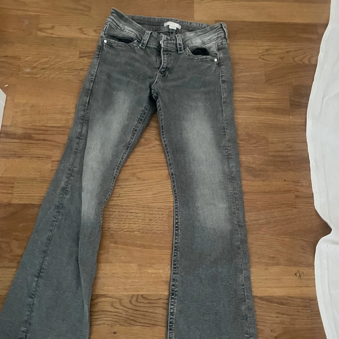 Grå bootcut jeans från Gina Tricot