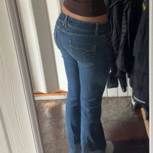 Lågmidjade jeans - Superbra skick, något korta på mig som är 167 cm, men funkar med skor❤️ midjemått 38 cm