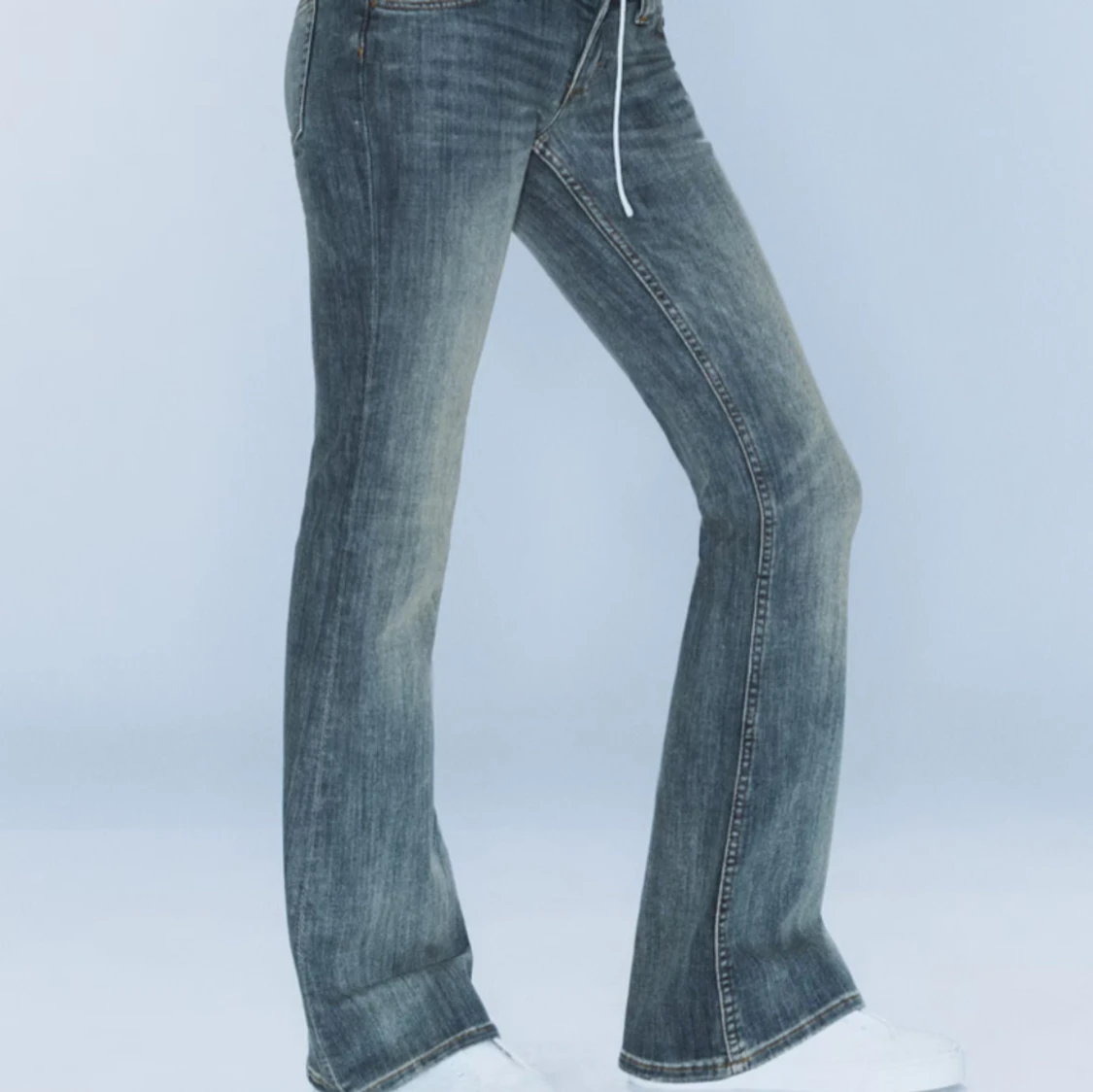 Blå bootcut jeans från Weekday