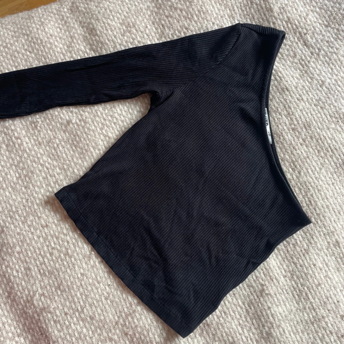 Svart ribbad oneshoulder topp