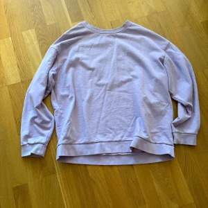 Sweatshirt  - Litet hål på tröjan, knappt märkvärdigt därav pris 