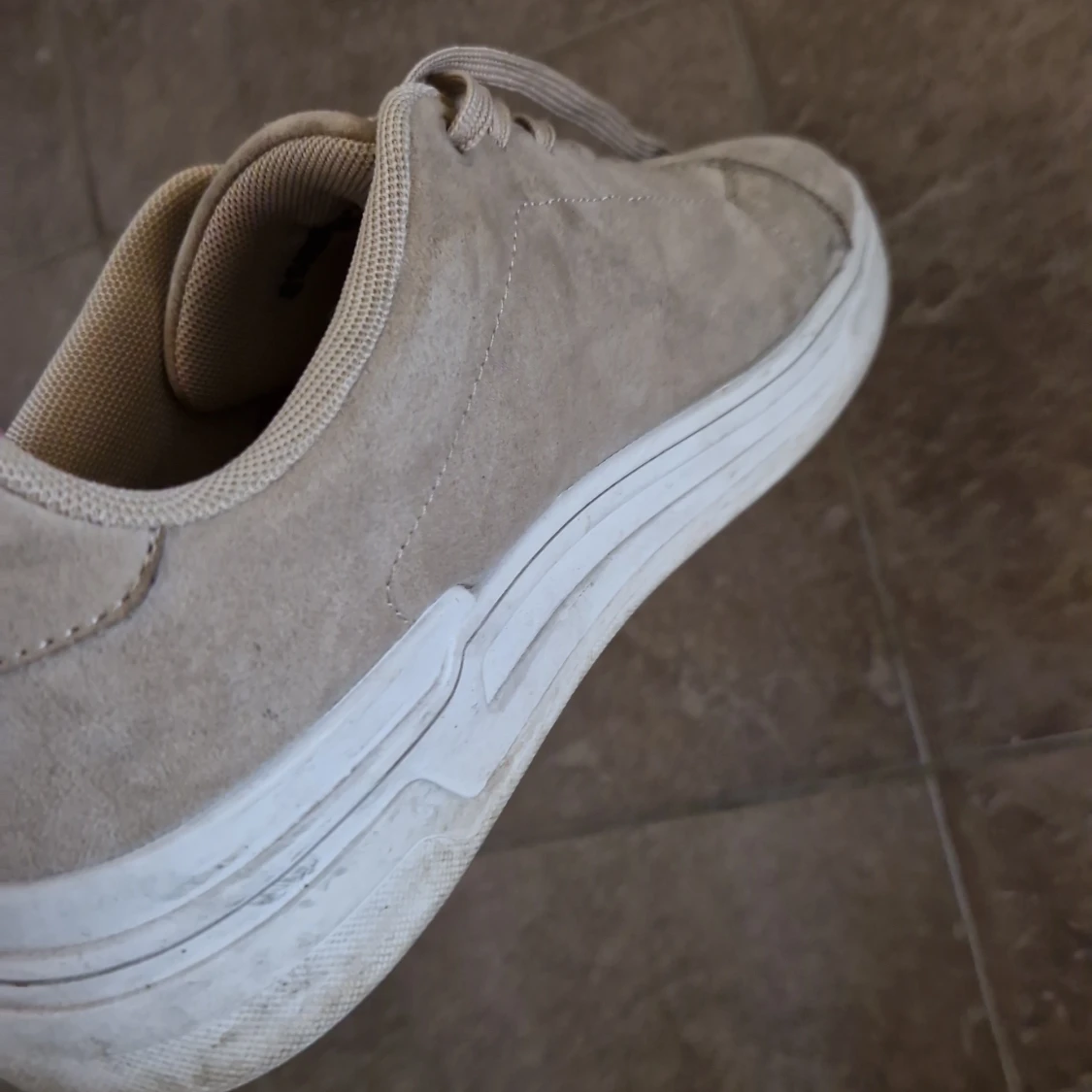 Beige mockasneakers med vit sula - 2