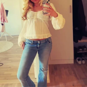 Vit Blus nelly - Säljer denna fina blus ifrån Nelly i storlek 32. Endast änvänd 1 gång🤍🌸
