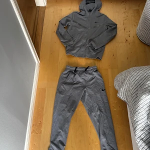 Nike Pro Tech Full Zip sett - Ett sett med både en full zip hoodie och mjukisbyxor. Priset kan förhandlas om du bara vill ha ena plagget. Mycket bra skick och i stort sett oanvänd