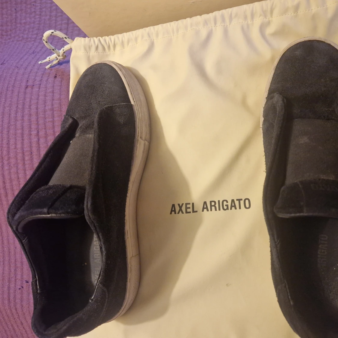 Svarta sneakers i mocka från Axel Arigato - 2