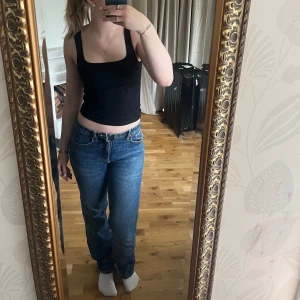 Blå raka jeans från Zara - Blåa lågmidjade jeans från Zara. Säljer då de är för små, storlek 38 men skulle säga att de är rätt små i storleken då jag normalt har 36 eller 38. Använda fåtalet gånger så i ny skick. Hör av dig om du har frågor, pris går att diskutera🫶