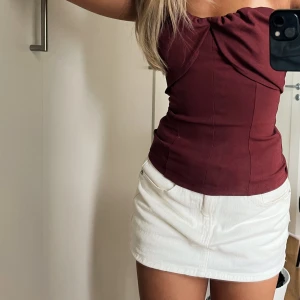 Vinröd axelbandslös korsettopp - Säljer en vinröd korsettopp från Zara i nyskick! Aldrig använd o i storlek xs!