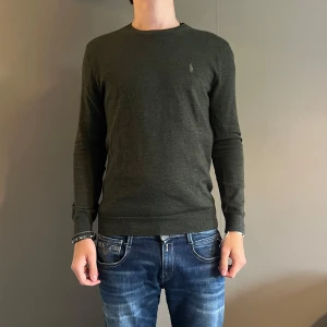 Grön Ralph Lauren tröja - Säljer nu min fina mörkgröna Ralph Lauren tröja då den är för liten. Storlek S (Slimfit) passar 175-180cm. Inga som helst skavanker, använd max 5 gånger, superfint skick. Nypris 1700kr, mitt pris 649kr. Skriv för eventuella bilder eller frågor🤗