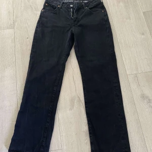 Svarta straight jeans low waist - Svarta jeans med låg midja och raka ben.  