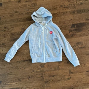 Comme des garcons  - Säljer min cdg tröja då den tyvärr är för liten. Skriv om ni har några frågor! 