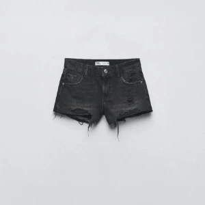 Jeansshorts - Snygga jeansshorts från Zara💓💓 hyfsat använda och fransarna längst ner har gått upp lite, men bra skick!