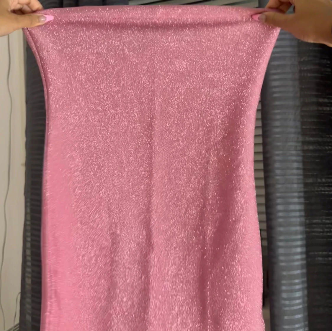 Rosa glittrig axelbandslös klänning - 2