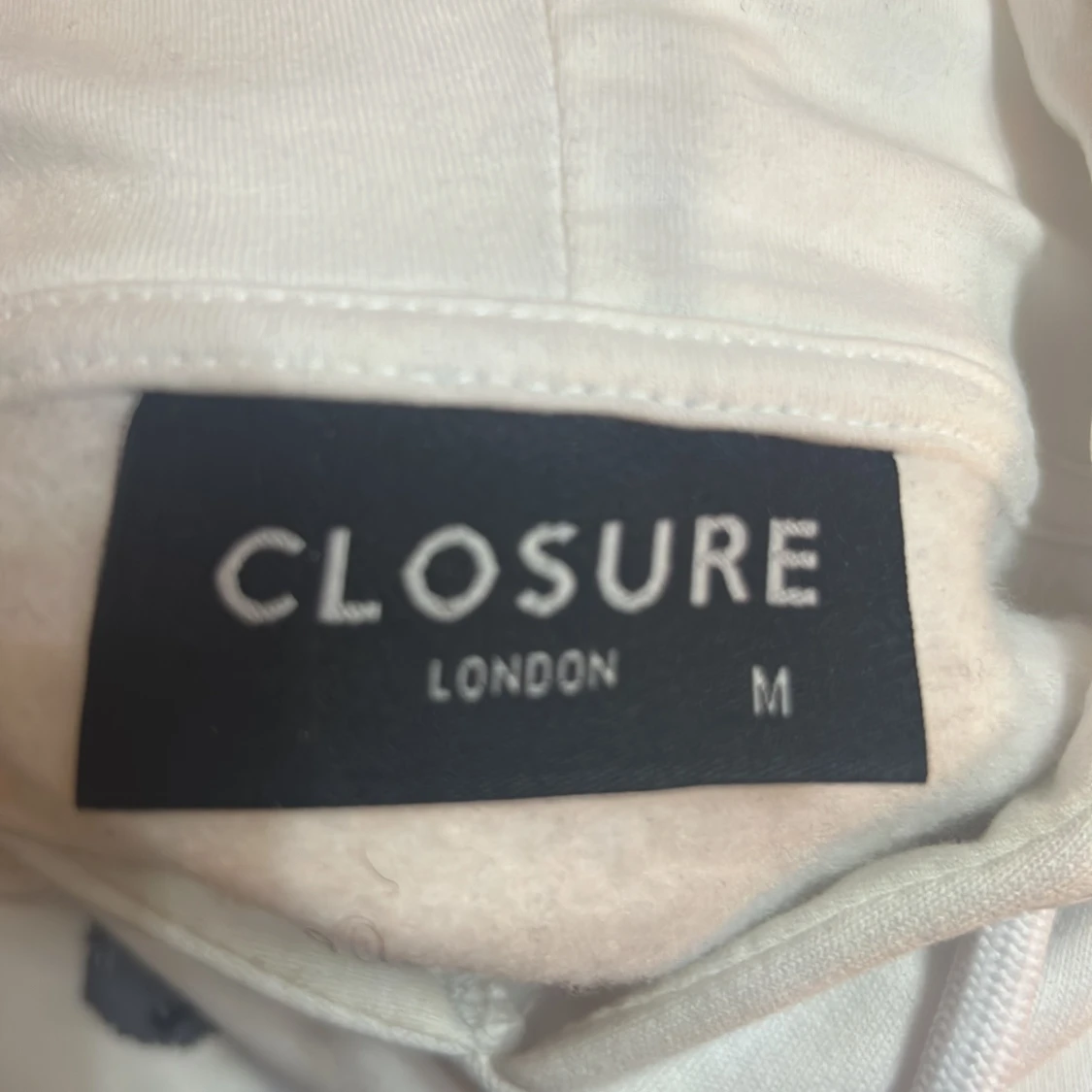 Vit hoodie med nalletryck från Closure - 2